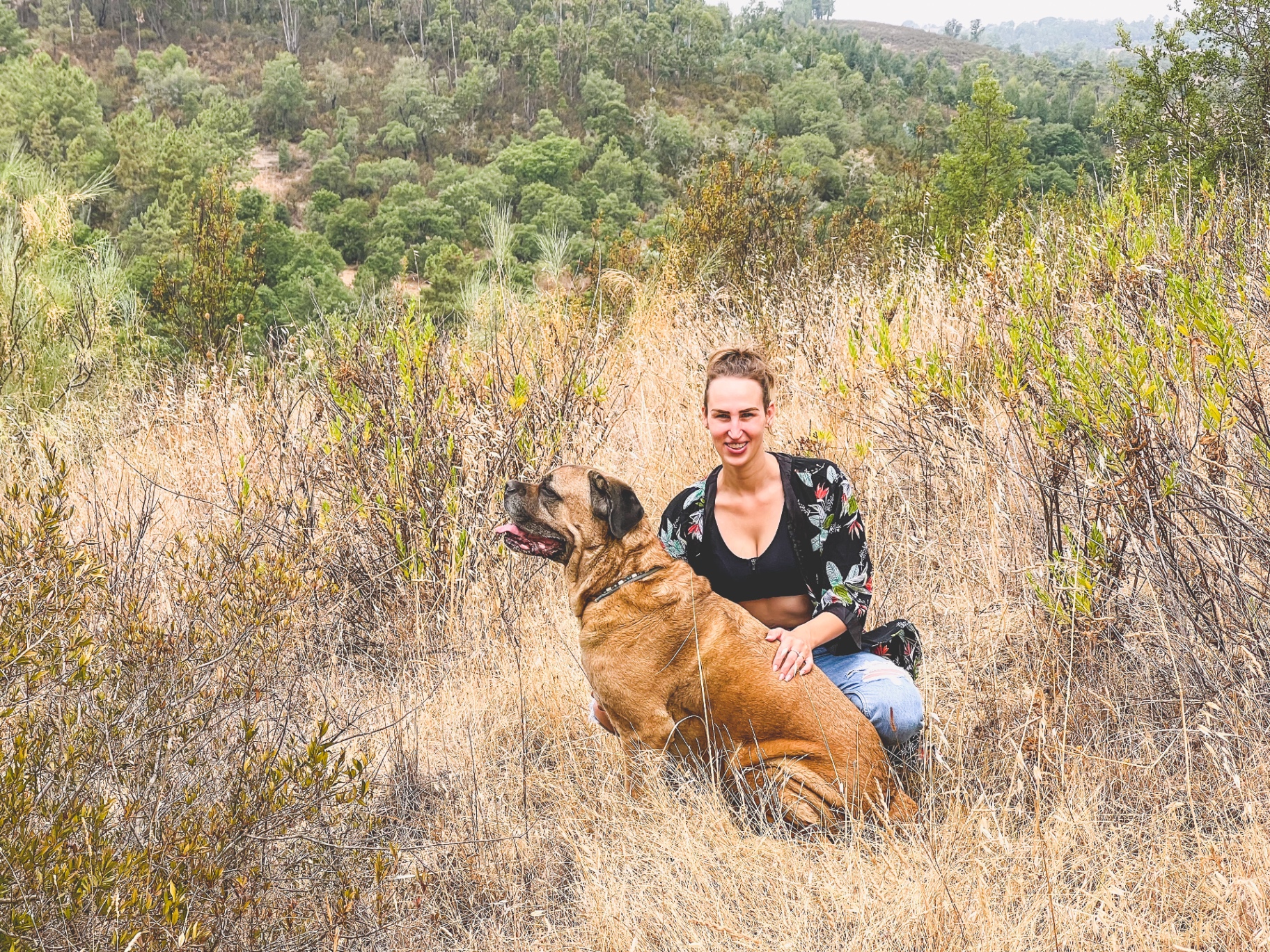 Oprichter van LUVAH met haar hond in de natuur